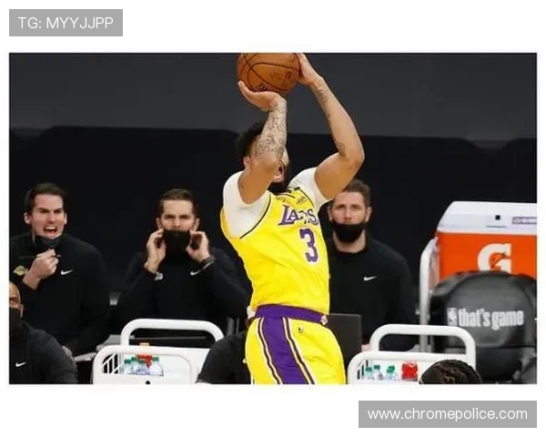 戴维斯镜头外居然是个这样的人，跟场上样子判若两人啊！